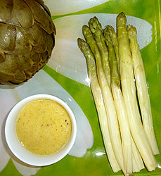 Asperges de saison à la sauce hollandaise