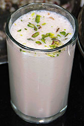 Lassi ou Lhassi à la rose