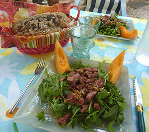 Roquette aux foies de volaille et melon frais