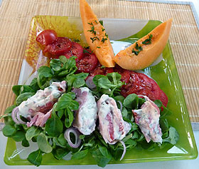 Roulé jambon au fromage aux herbes sur salade