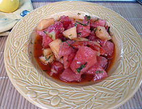 Salade d'été en assiette creuse