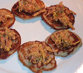 Blinis de topinambours et lamelles de bacon crème de curcuma